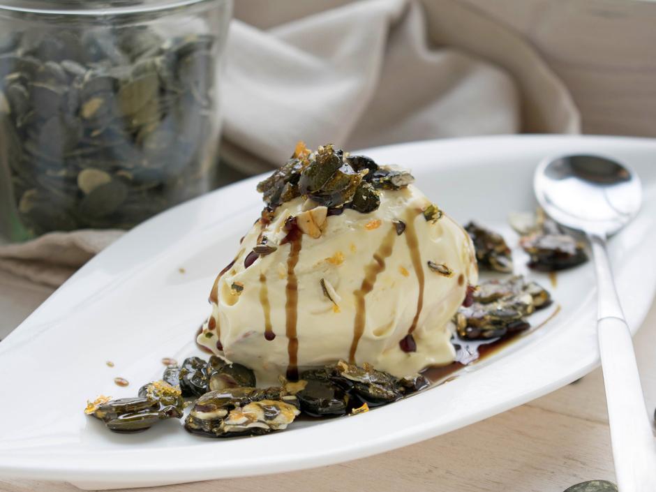 Vanilleeis mit Kürbiskernöl und karamellisierten Kürbiskernen