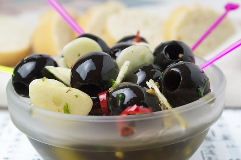 Oliven mit Knoblauch und Olivenöl