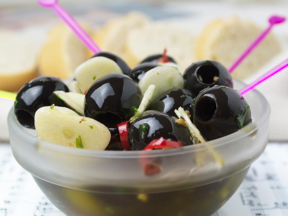 Oliven mit Knoblauch und Olivenöl