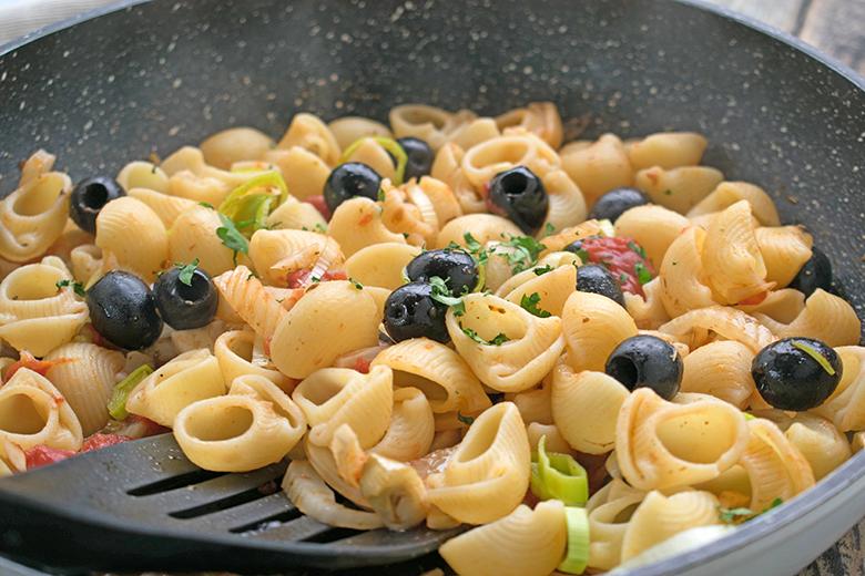 Nudeln mit Gemüse und Oliven