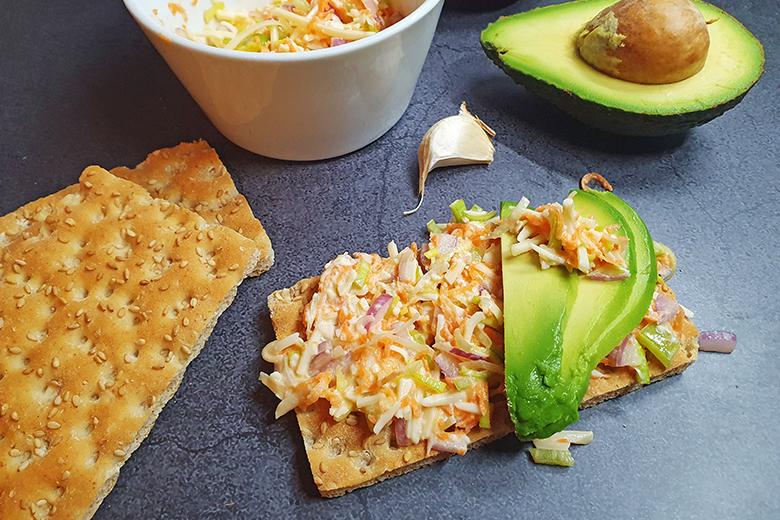 Knäckebrot mit Gemüseaufstrich und Avocado