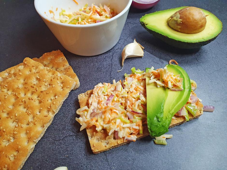 Knäckebrot mit Gemüseaufstrich und Avocado