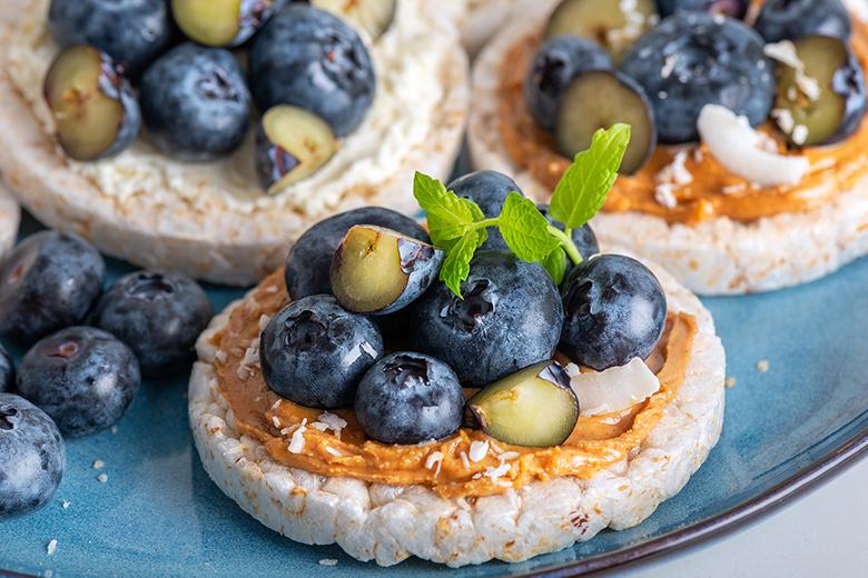 Reiswaffeln mit Heidelbeeren und Erdnussbutter
