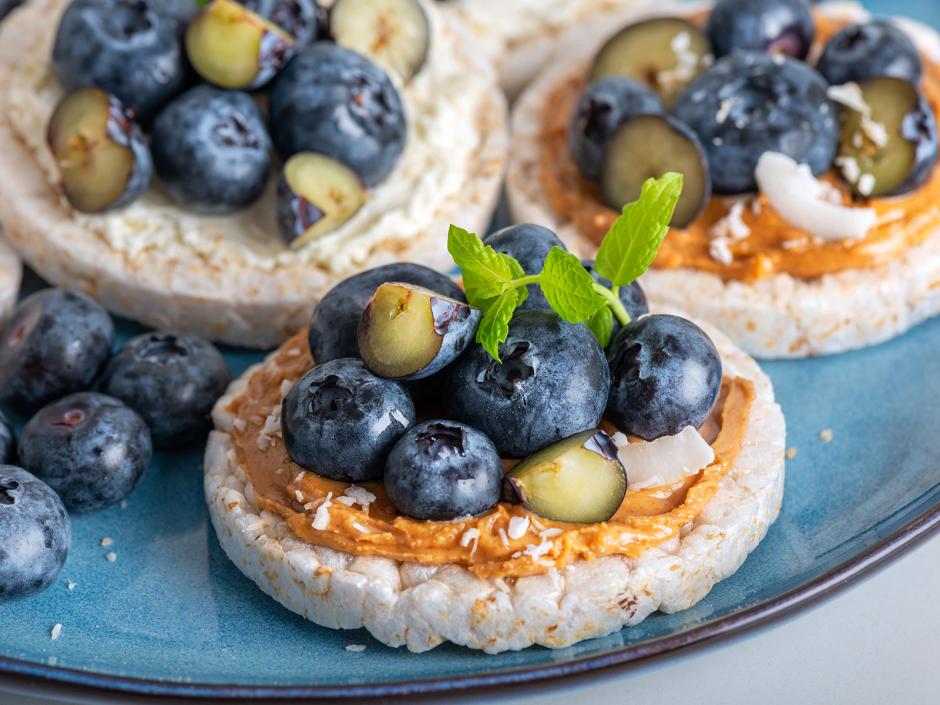 Reiswaffeln mit Heidelbeeren und Erdnussbutter