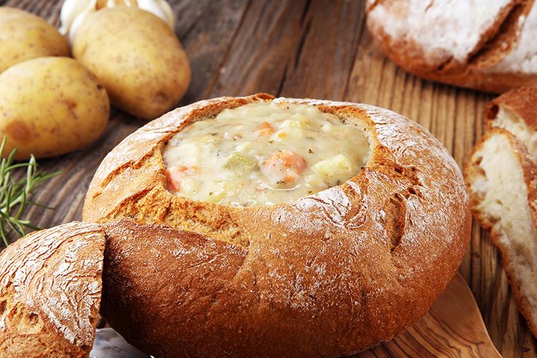 Kartoffelcremesuppe im Brotlaib