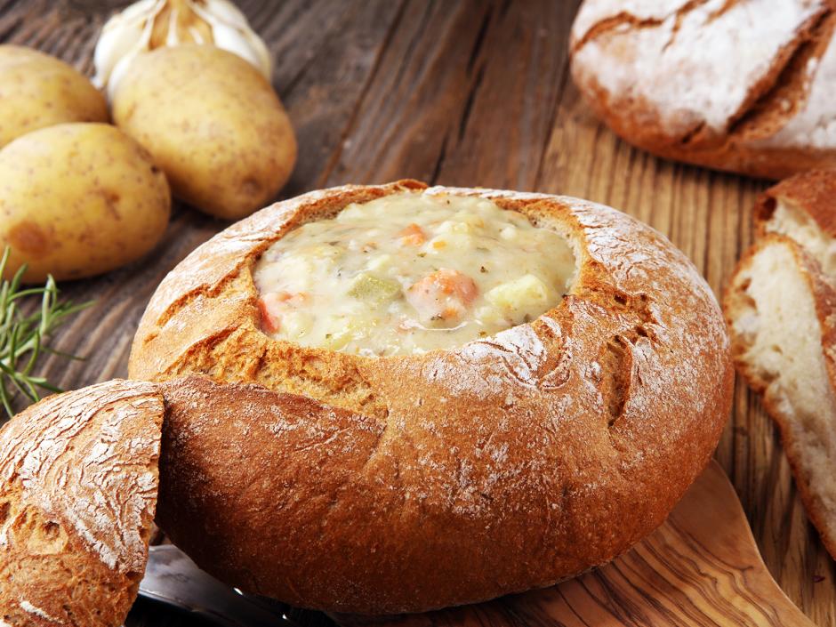 Kartoffelcremesuppe im Brotlaib