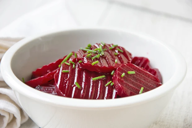 Rote R&uuml;ben mit frischem Schnittlauch