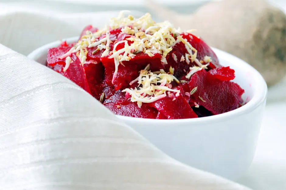 Roter R&uuml;bensalat mit Kren