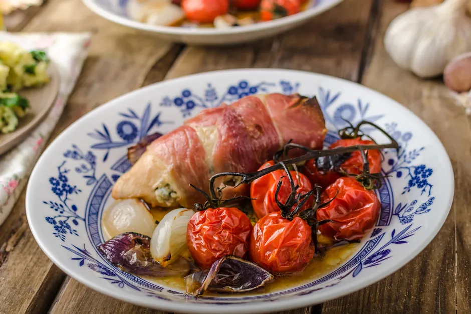 Gef&uuml;llte H&uuml;hnerbrust mit Prosciutto und Ofentomaten