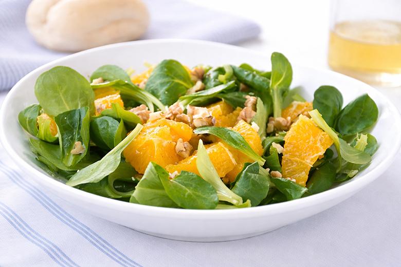 Feldsalat mit Orangen und Walnüssen