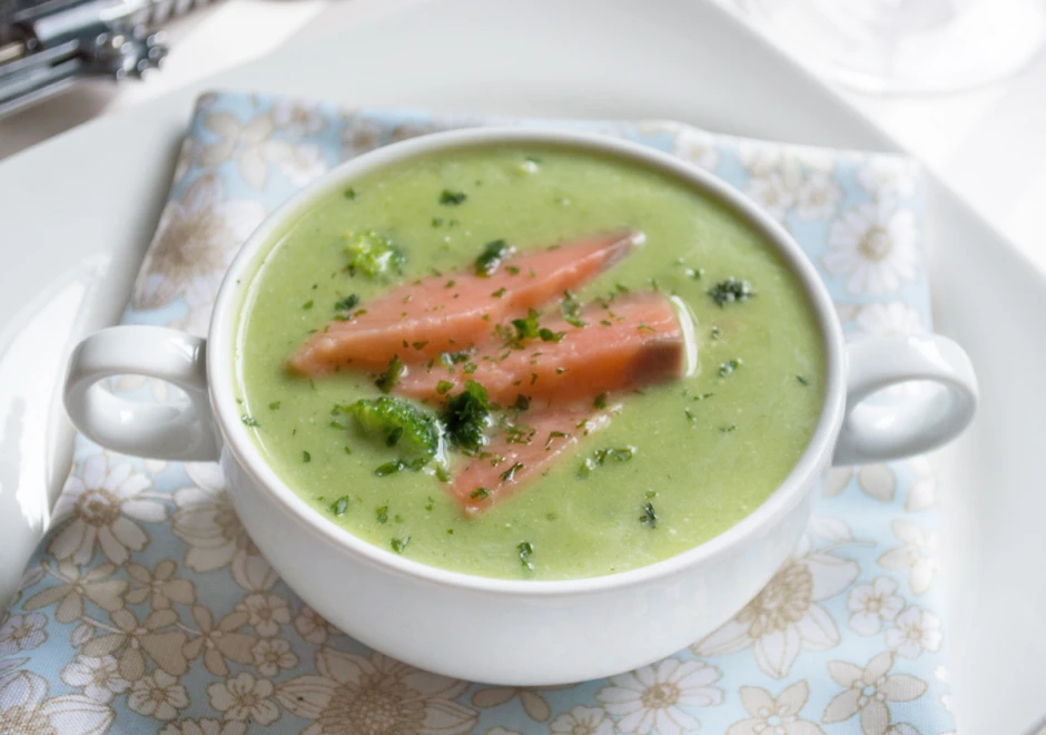 Brokkolicremesuppe mit Lachsstreifen