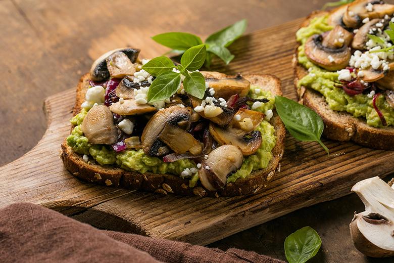 Avocado-Toast mit gebratenen Champignons und Feta