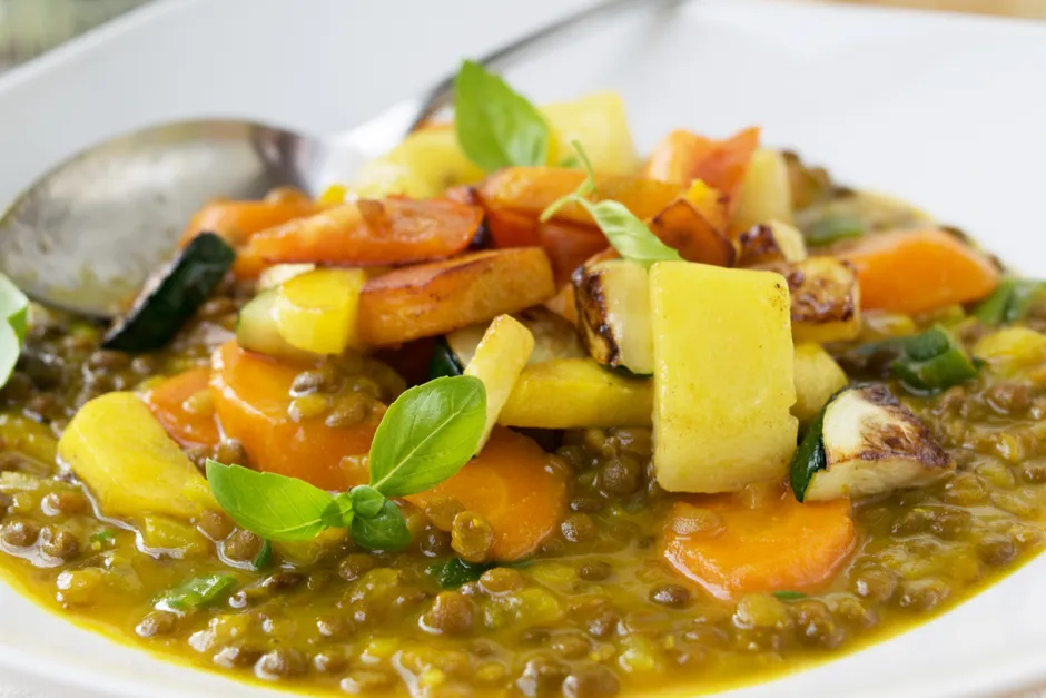 Linsen-Dal mit frischem Gem&uuml;se