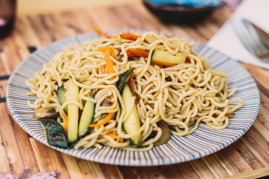Gebratene Nudeln mit Gemüse