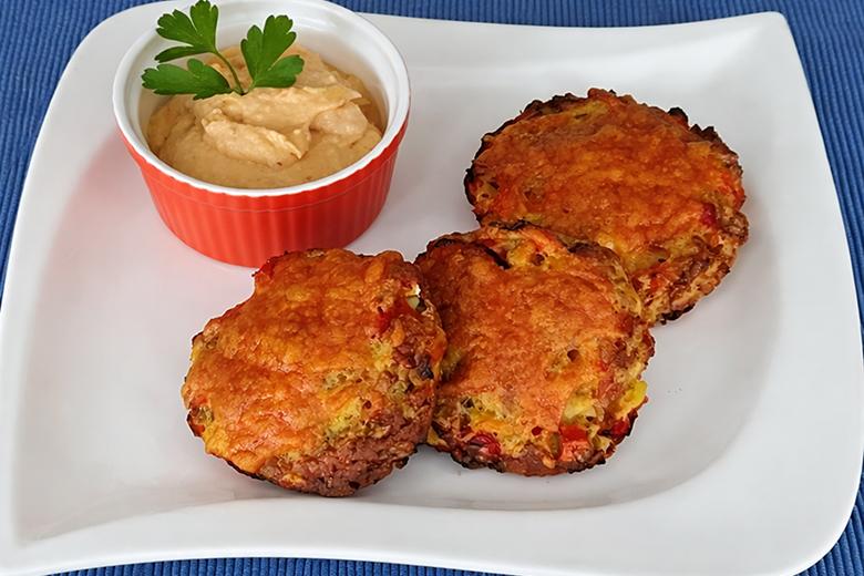 Knusprige Gemüse Laibchen mit Gemüsedip