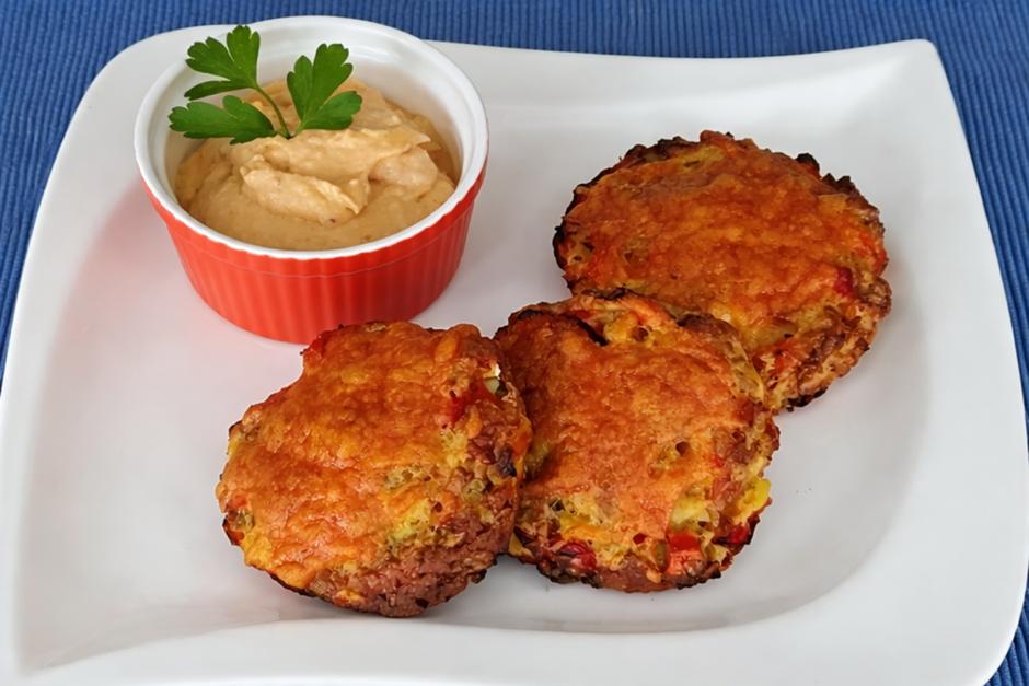 Knusprige Gemüse Laibchen mit Gemüsedip