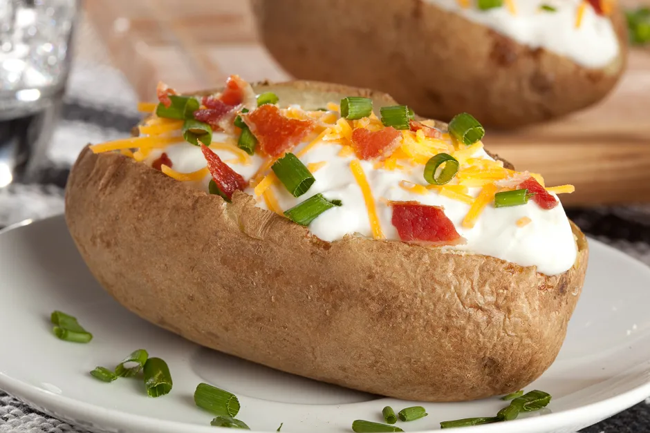 Ofenkartoffel mit Schnittlauch-Käse-Sauce