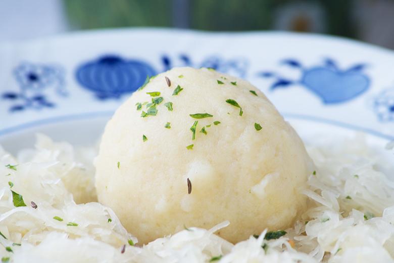 Selchfleischknödel auf Krautsalat