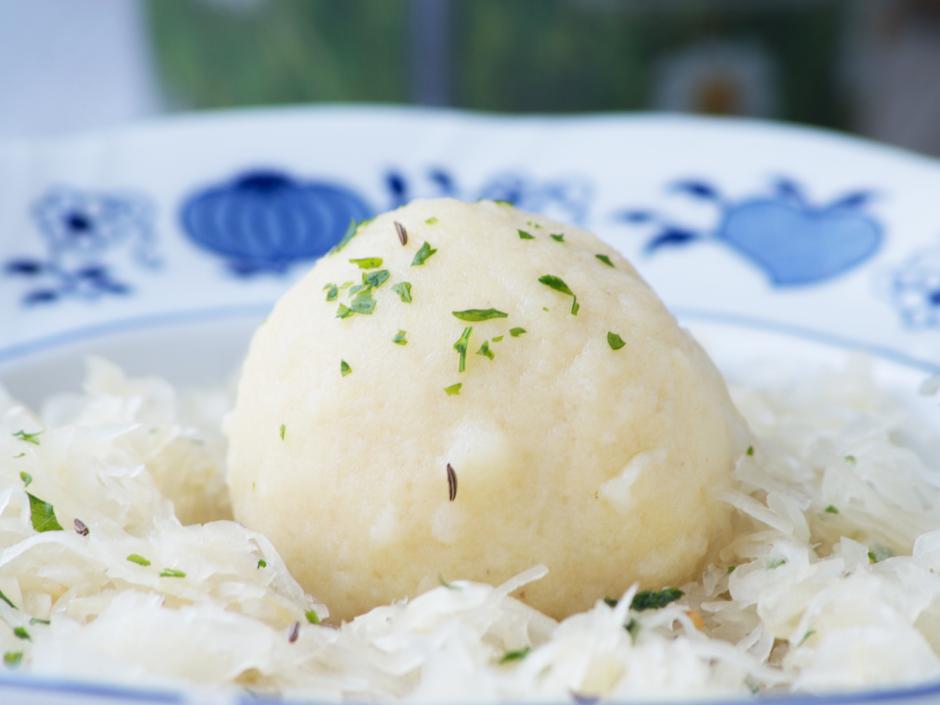 Selchfleischknödel auf Krautsalat