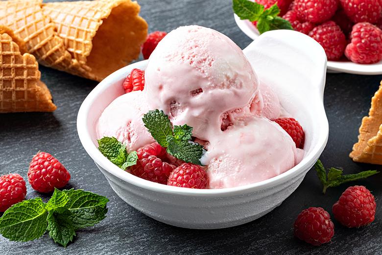 Himbeereis von der Eismaschine