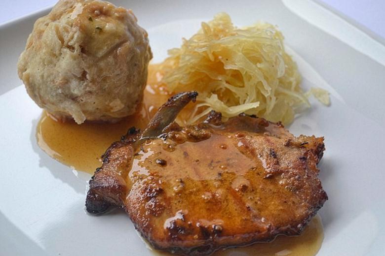 Kotelett mit Kraut und Knödeln