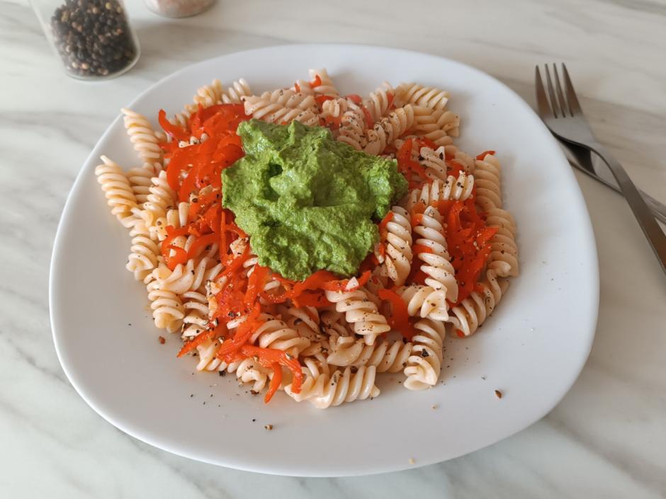 Paprika-Nudeln mit Mangoldcreme