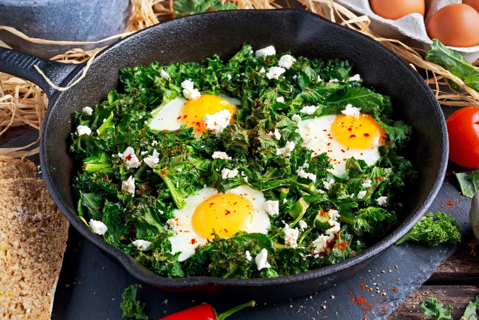 Gr&uuml;nkohlpfanne mit Feta und Spiegelei 