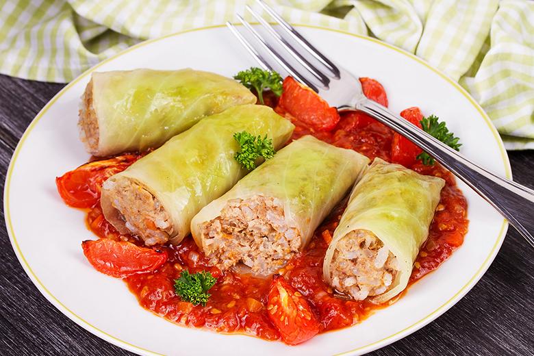 Krautwickler mit Reis und Tomatensauce 