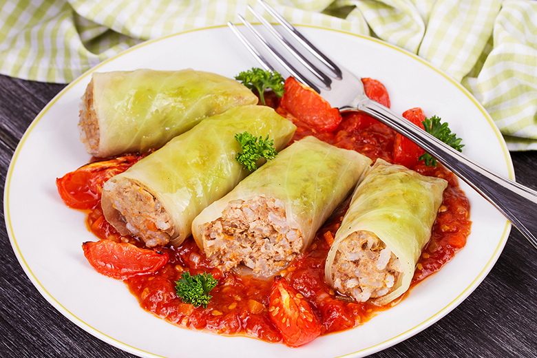 Krautwickler mit Reis und Tomatensauce