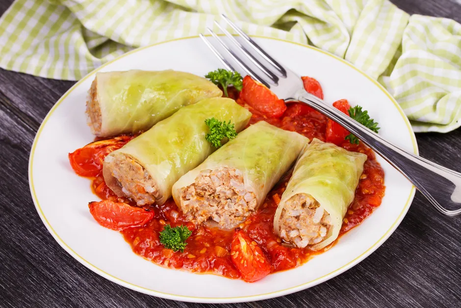 Krautwickler mit Reis und Tomatensauce 