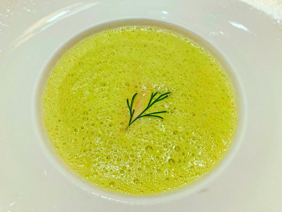 Grüne Kokossuppe mit Hühnchen