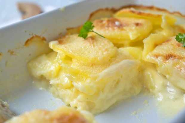 Erd&auml;pflgratin mit Petersilienwurzeln