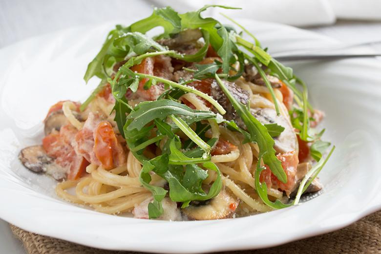 Sauerrahm-Champignon-Spaghetti auf Rucola