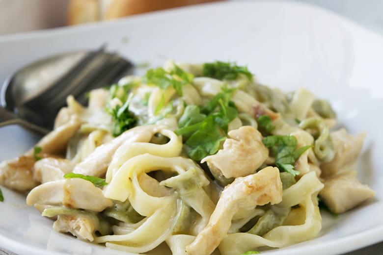 Huhn mit Bandnudeln und Zitronensauce