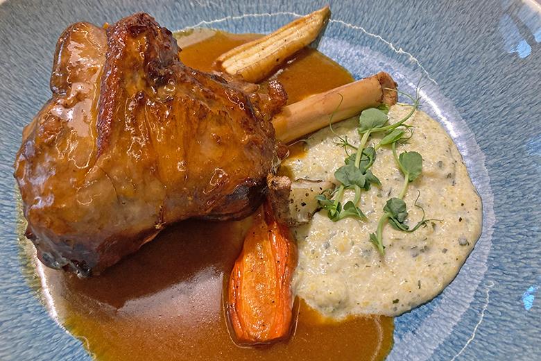 Gebratene Lammstelze mit Wurzelgemüse