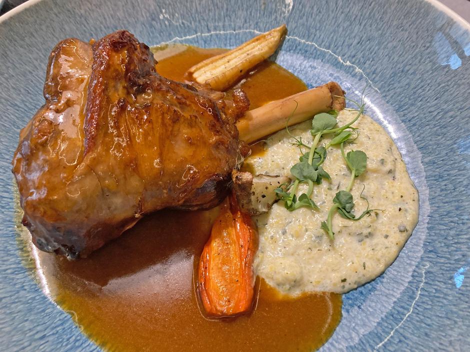 Gebratene Lammstelze mit Wurzelgemüse