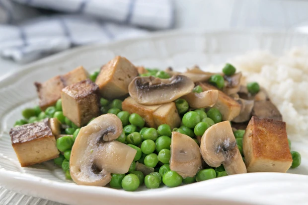Erbsenwok mit Pilzen
