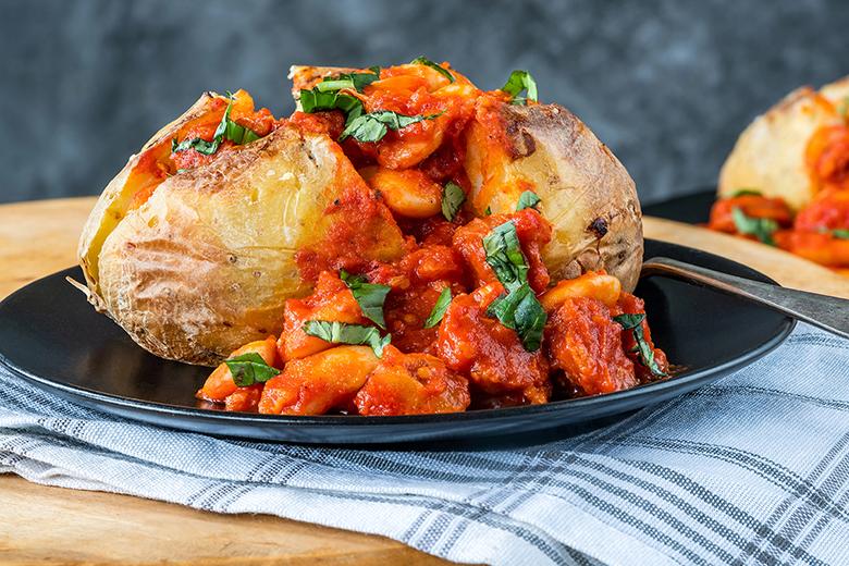 Ofenkartoffel mit Tomaten-Bohnen-Füllung