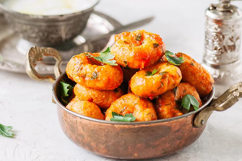 Bulgur-Bällchen in Tomatensauce