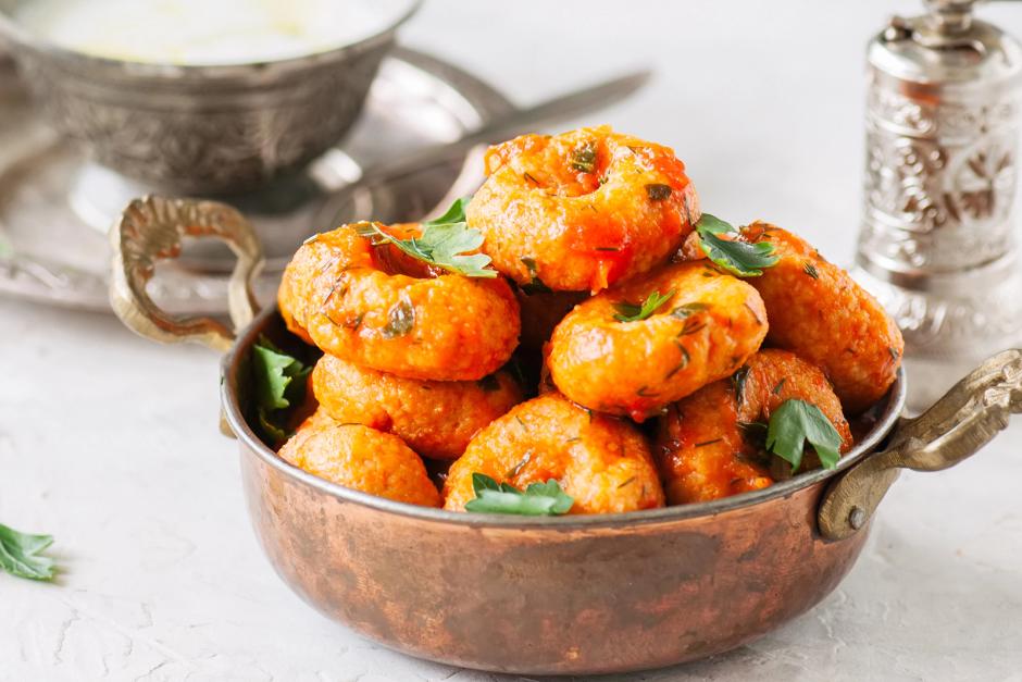 Bulgur-Bällchen in Tomatensauce