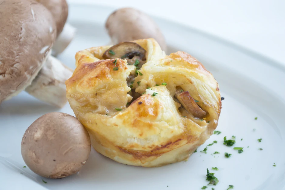 Champignons mit Blätterteighut