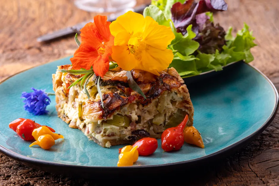 Gem&uuml;se Quiche mit Kapuzinerkresse Bl&uuml;ten