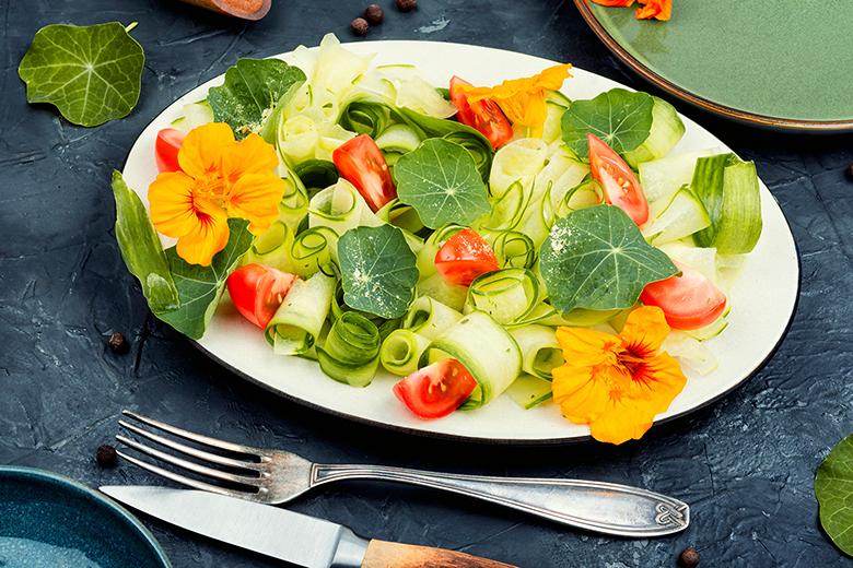 Kapuzinerkresse Salat mit Blüten