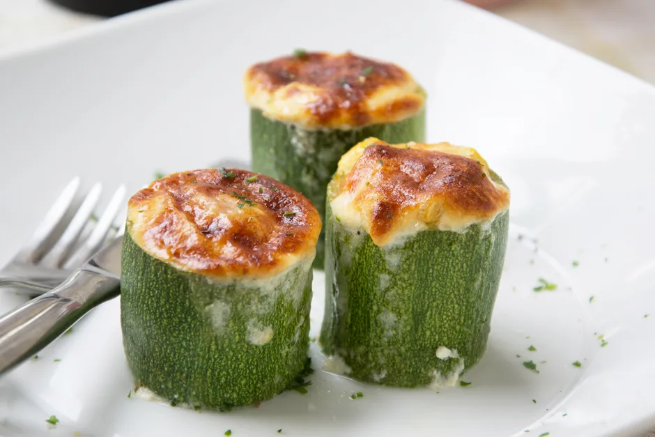 Vegetarisch gef&uuml;llte Zucchini