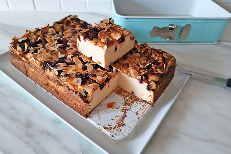 Topfenkuchen ohne Boden mit schwarzen Ribisel