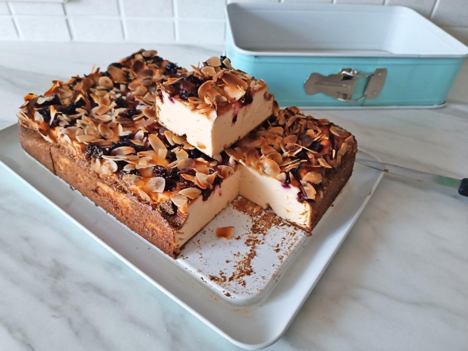 Topfenkuchen ohne Boden mit schwarzen Ribisel