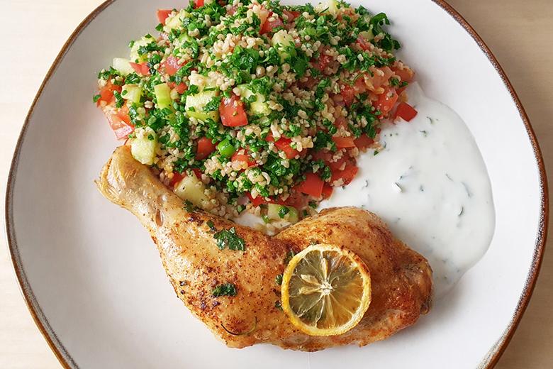 Hühnerkeulen mit Tabouleh und Minzjoghurt