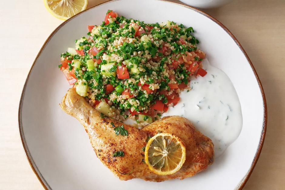 Hühnerkeulen mit Tabouleh und Minzjoghurt