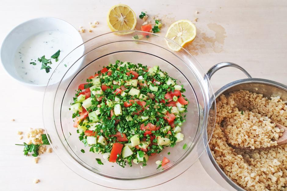 Klassisches Taboulè mit Minzjoghurt