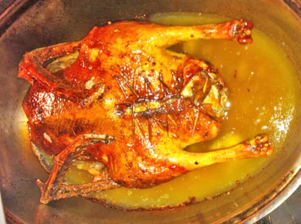 Gans mit Apfel- und Maronif&uuml;lle